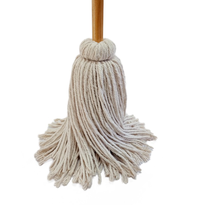 Sân da trắng với tay cầm bằng gỗ